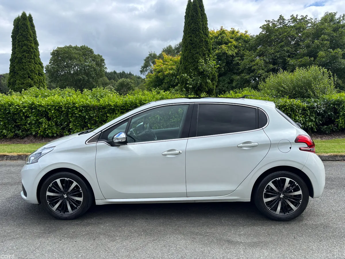 Peugeot 208 Hatchback, Petrol, 2017, White