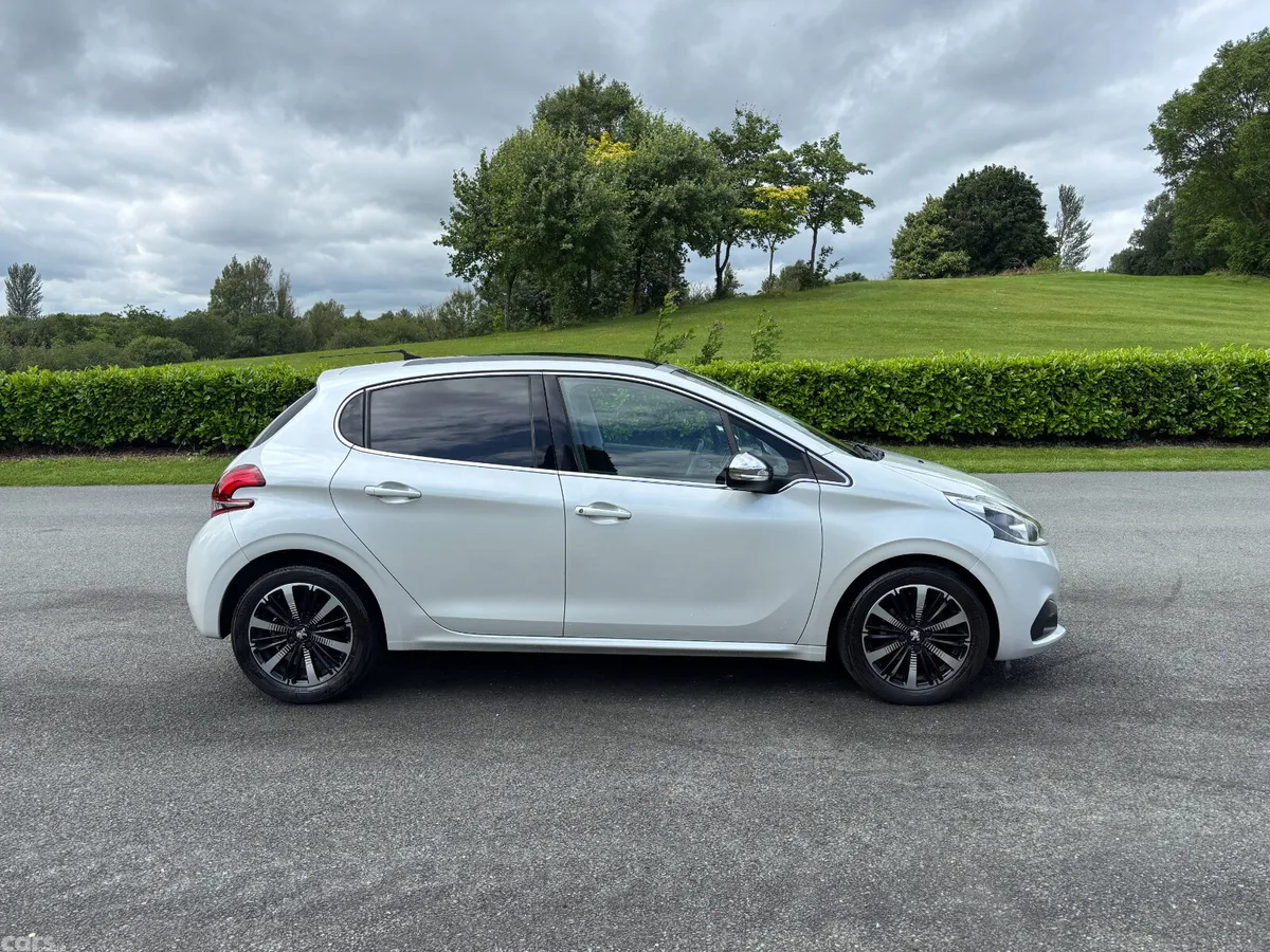 Peugeot 208 Hatchback, Petrol, 2017, White