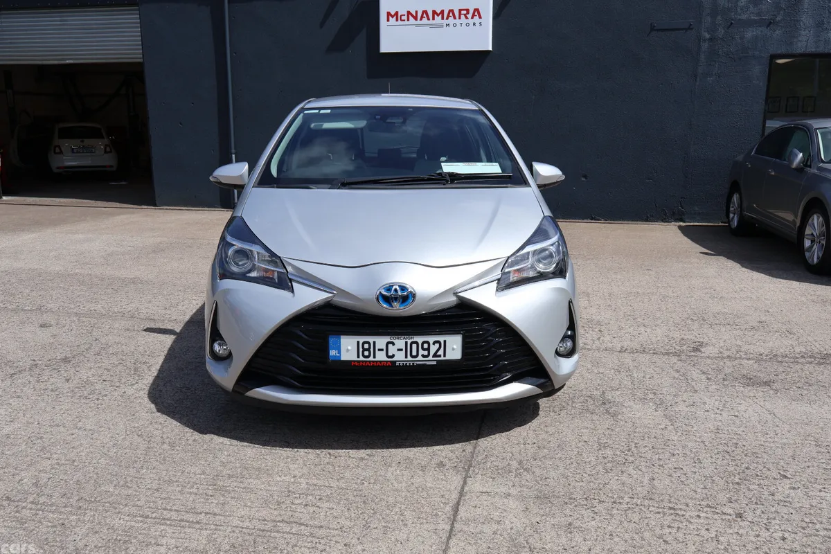 Toyota Yaris MPV, Petrol Hybrid, 2018, Grey