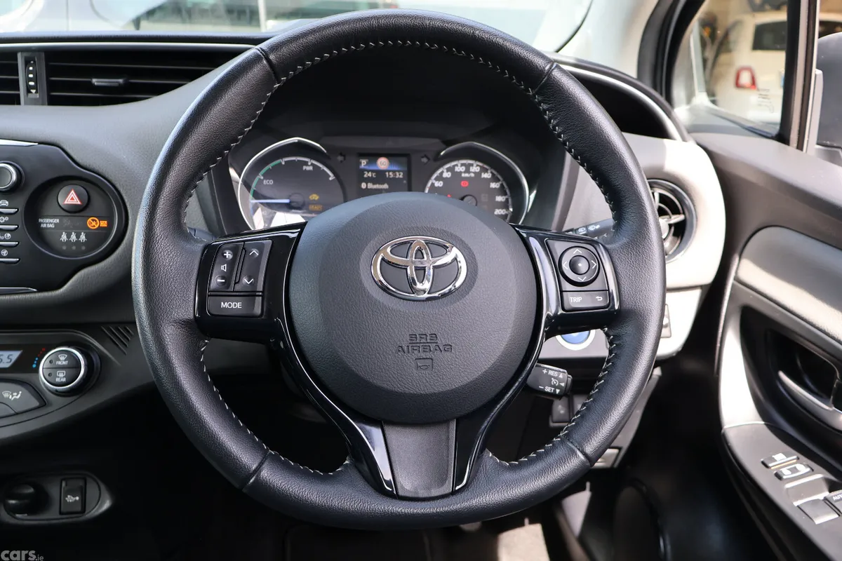 Toyota Yaris MPV, Petrol Hybrid, 2018, Grey