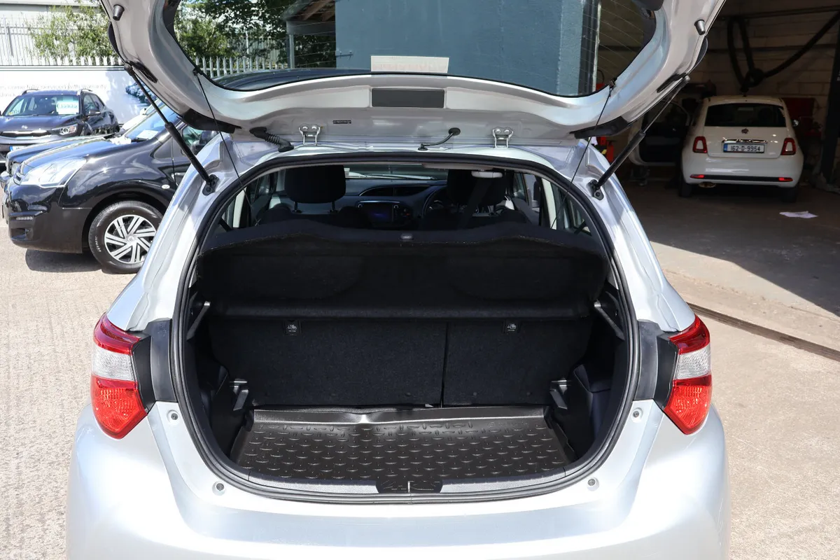 Toyota Yaris MPV, Petrol Hybrid, 2018, Grey