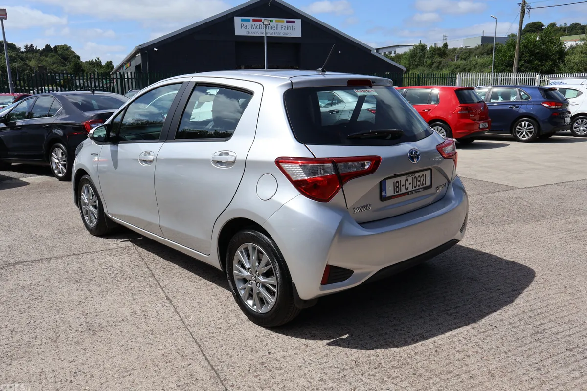 Toyota Yaris MPV, Petrol Hybrid, 2018, Grey
