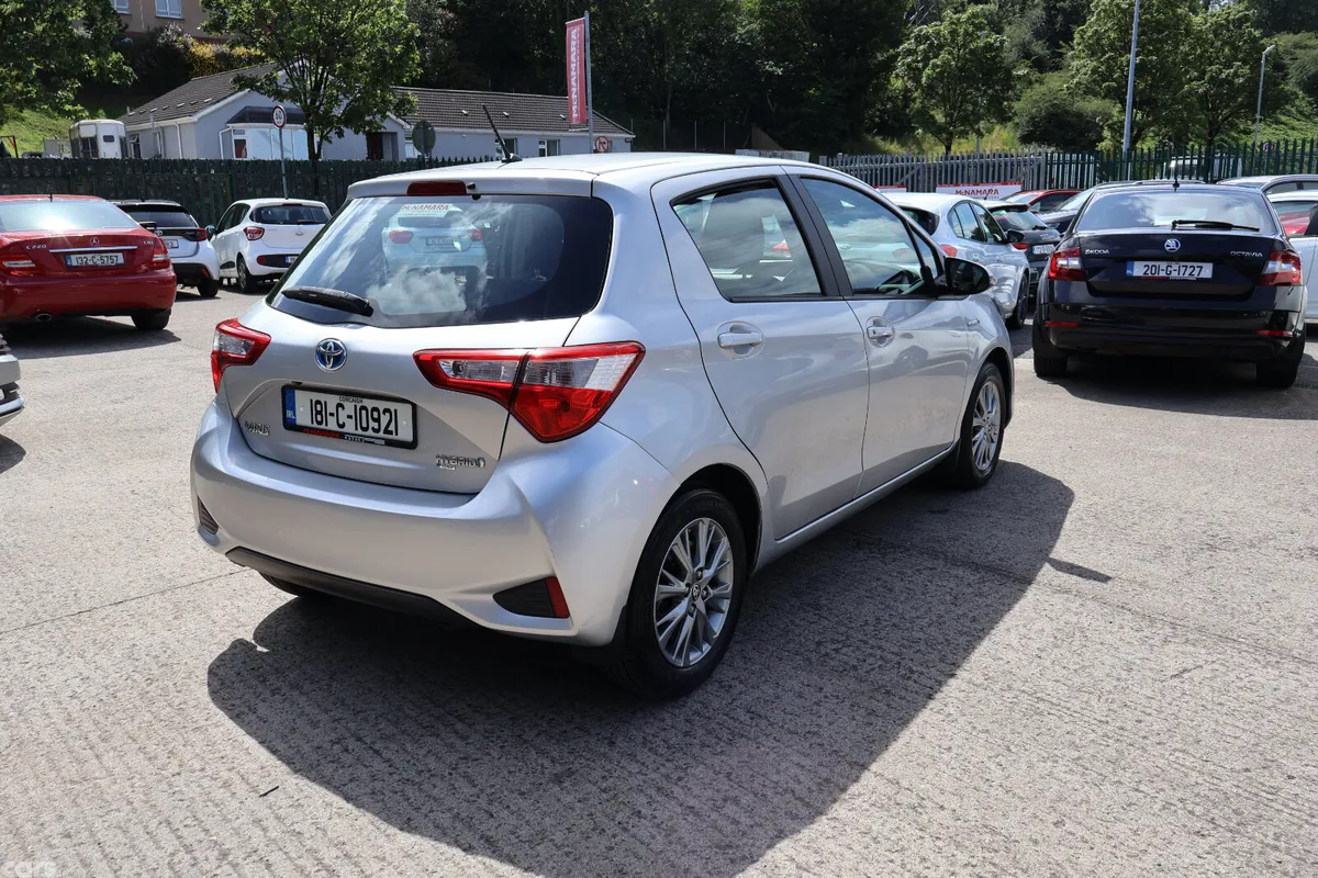 Toyota Yaris MPV, Petrol Hybrid, 2018, Grey