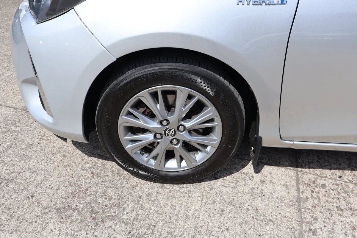 Toyota Yaris MPV, Petrol Hybrid, 2018, Grey