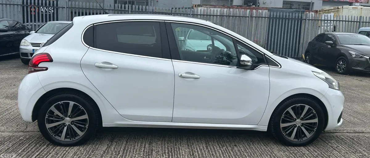 Peugeot 208 Hatchback, Petrol, 2020, White