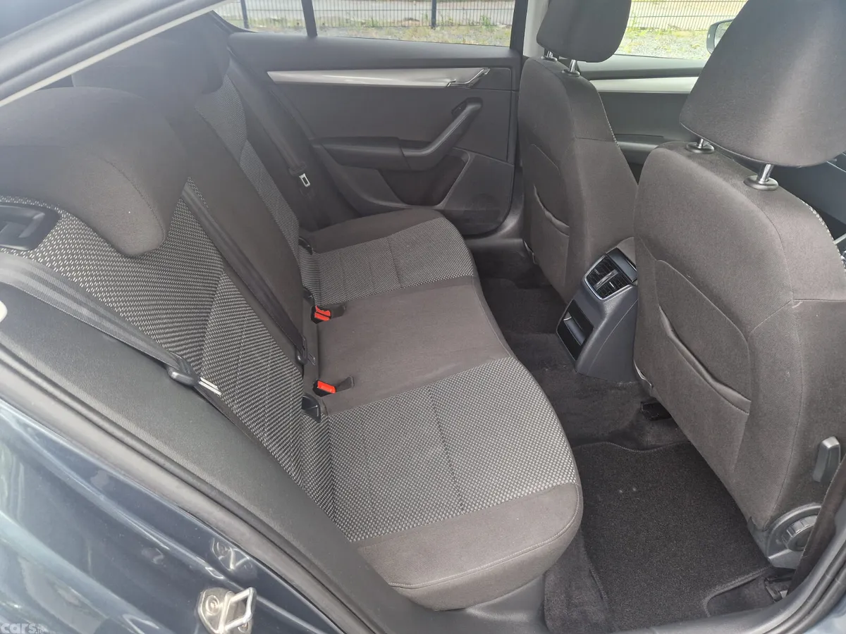 Skoda Octavia Saloon, Diesel, 2017, Grey