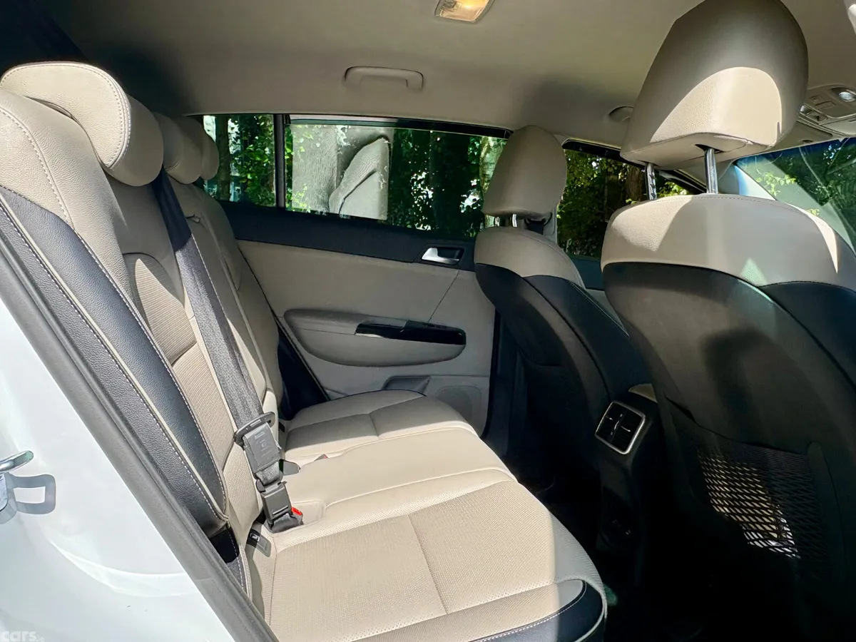 Kia Sportage SUV, Diesel Hybrid, 2021, White
