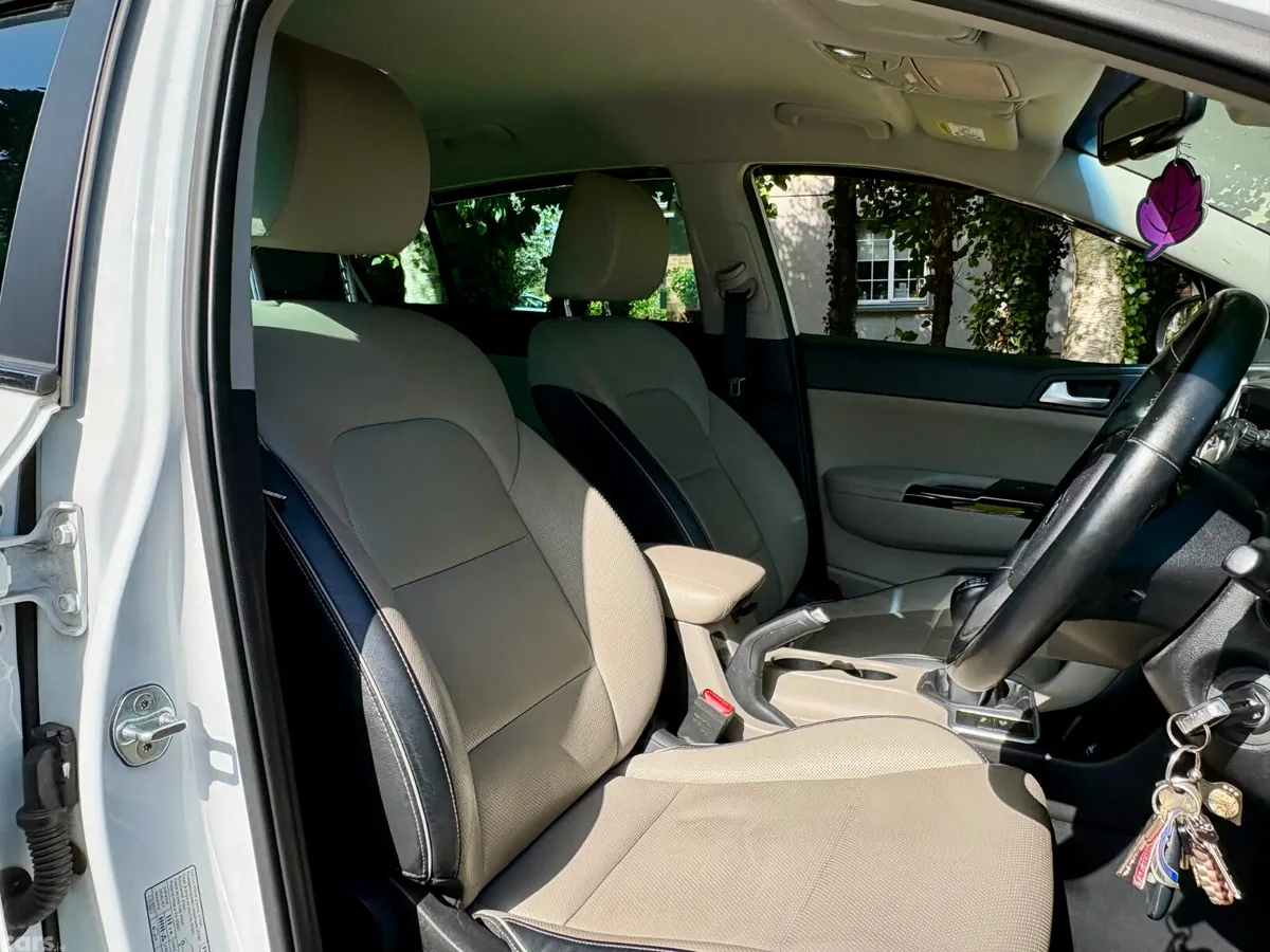 Kia Sportage SUV, Diesel Hybrid, 2021, White