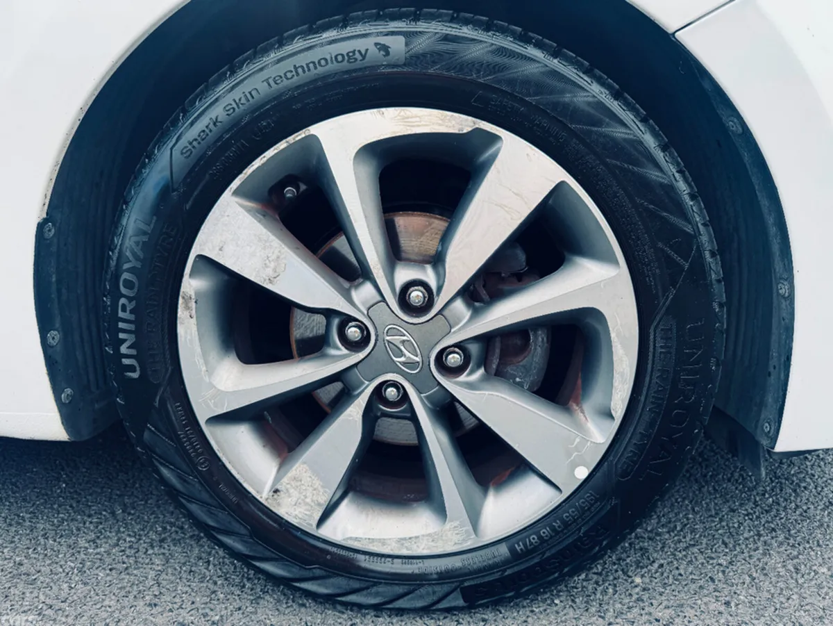 Hyundai i20 Hatchback, Petrol, 2017, White