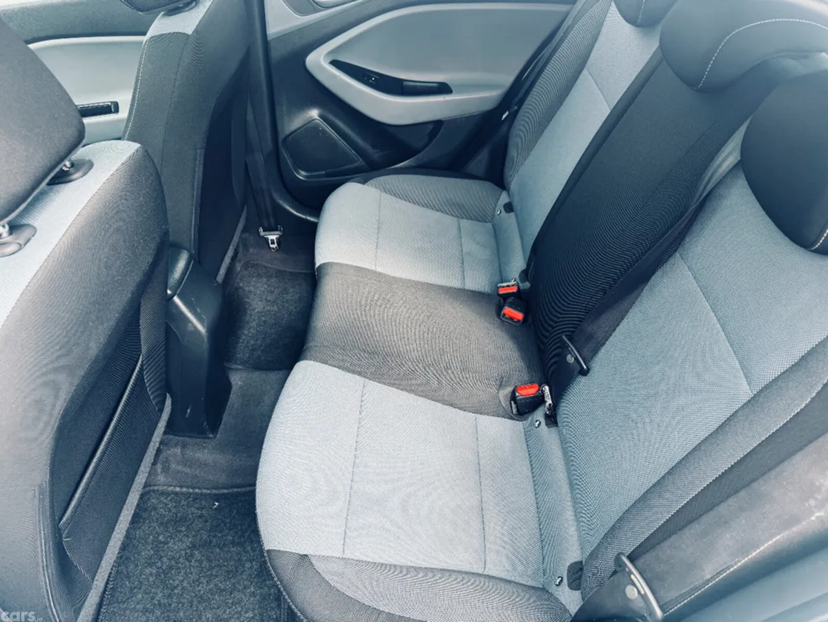 Hyundai i20 Hatchback, Petrol, 2017, White