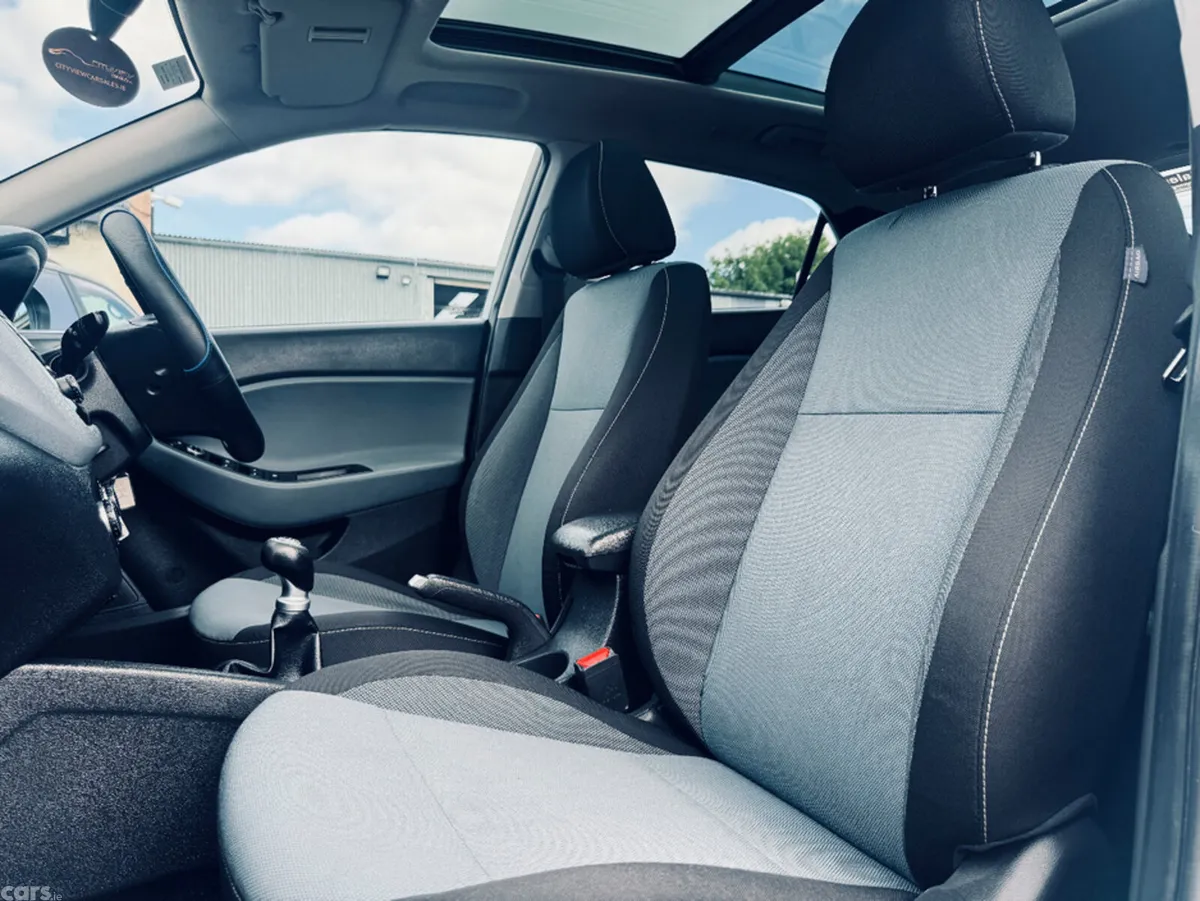 Hyundai i20 Hatchback, Petrol, 2017, White