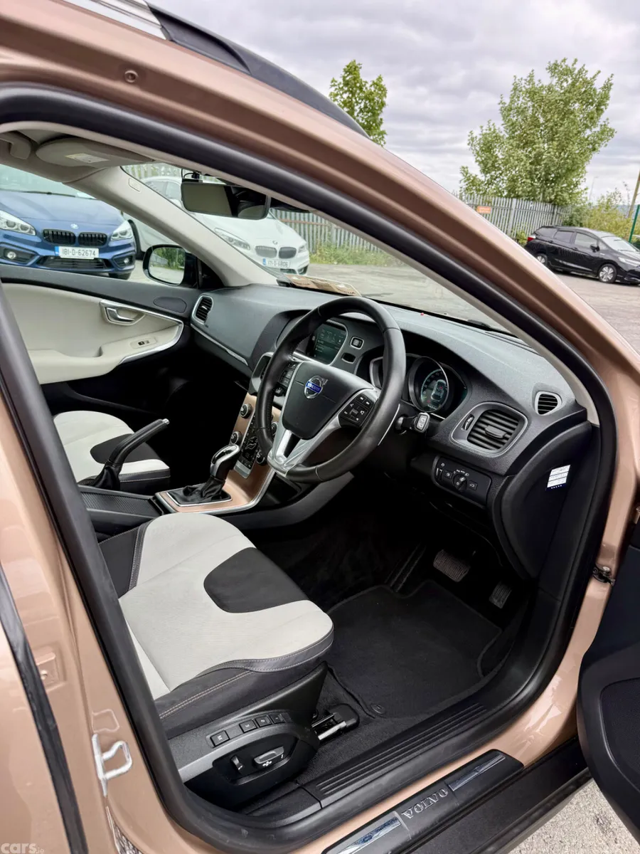 Volvo V40 Hatchback, Diesel, 2015, Orange
