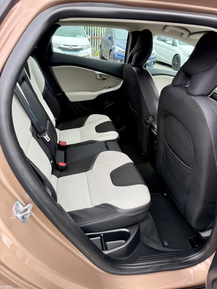 Volvo V40 Hatchback, Diesel, 2015, Orange