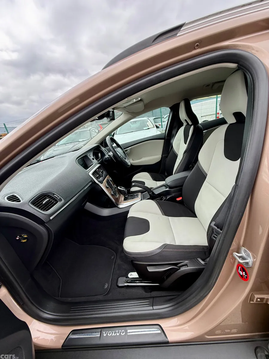 Volvo V40 Hatchback, Diesel, 2015, Orange