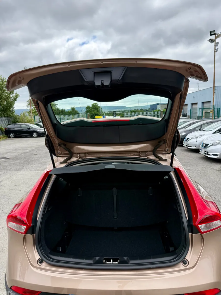 Volvo V40 Hatchback, Diesel, 2015, Orange