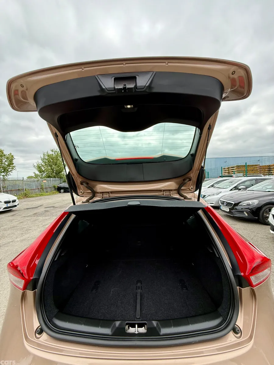 Volvo V40 Hatchback, Diesel, 2015, Orange