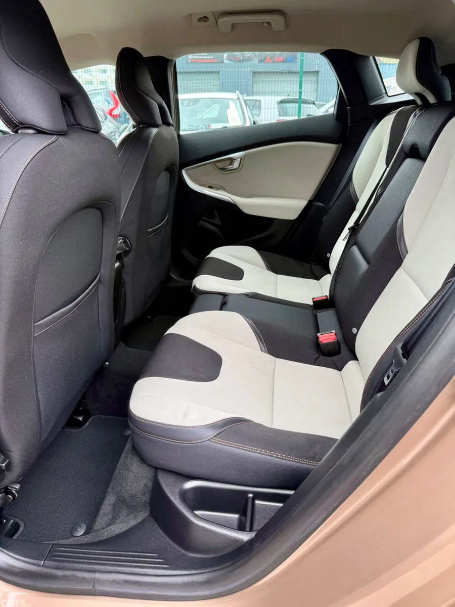 Volvo V40 Hatchback, Diesel, 2015, Orange