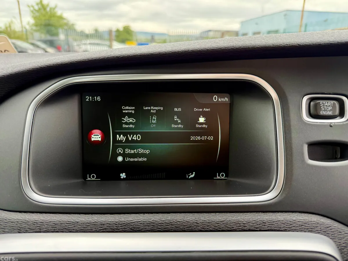 Volvo V40 Hatchback, Diesel, 2015, Orange