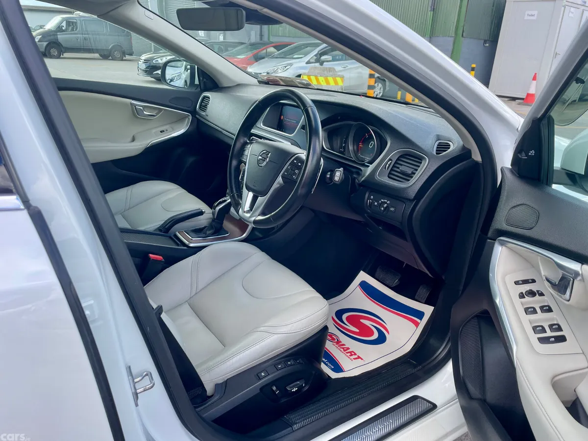 Volvo V40 Hatchback, Diesel, 2018, White