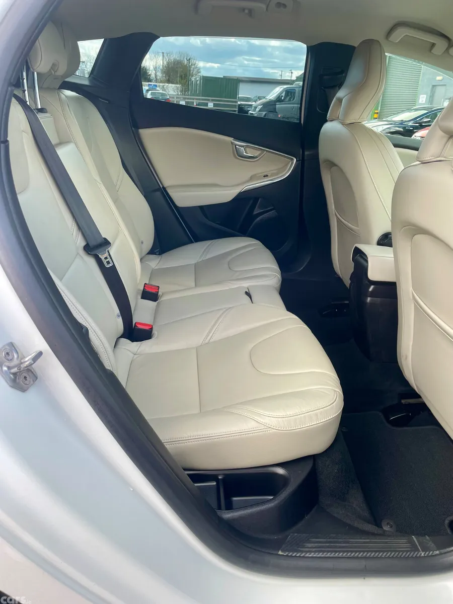 Volvo V40 Hatchback, Diesel, 2018, White