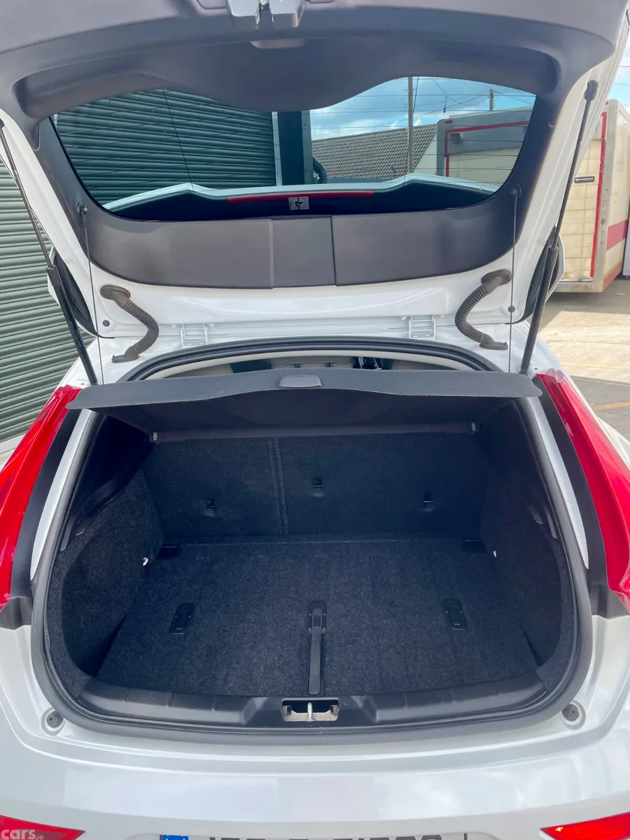 Volvo V40 Hatchback, Diesel, 2018, White
