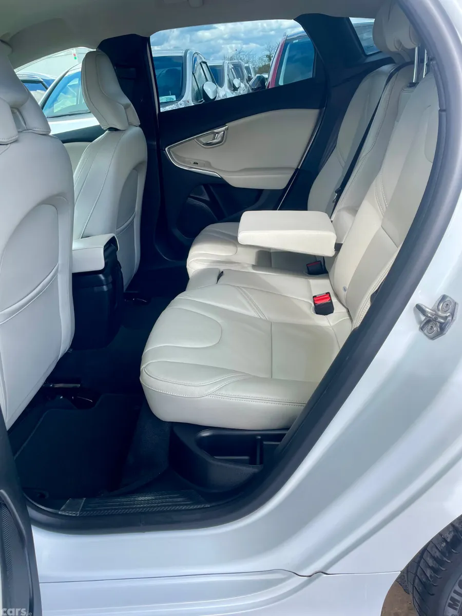 Volvo V40 Hatchback, Diesel, 2018, White