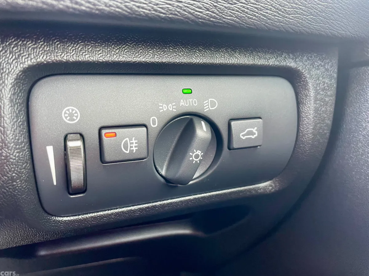 Volvo V40 Hatchback, Diesel, 2018, White