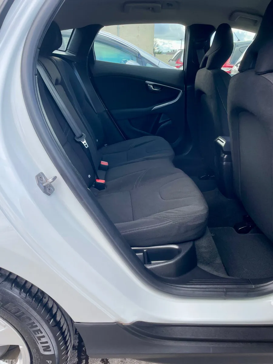 Volvo V40 Hatchback, Diesel, 2015, White
