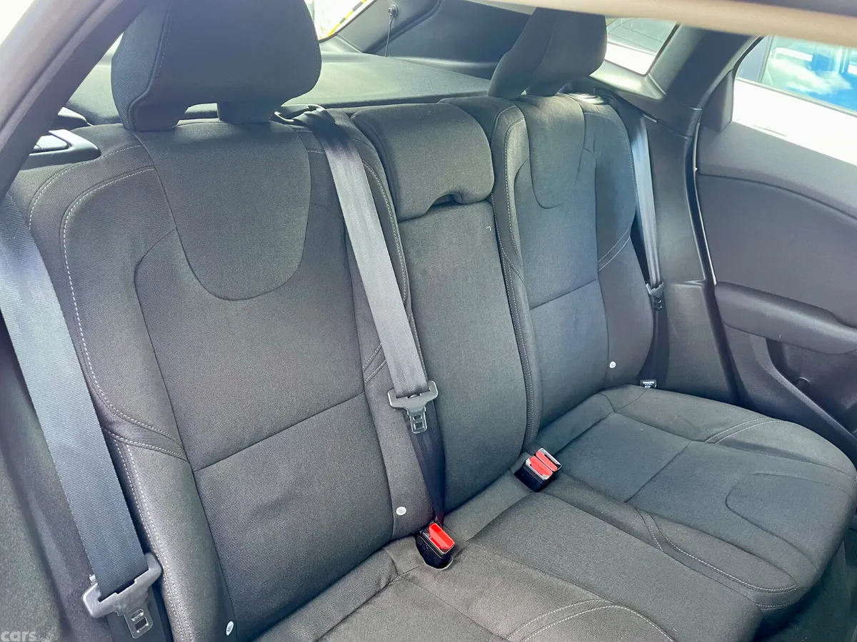 Volvo V40 Hatchback, Diesel, 2015, White