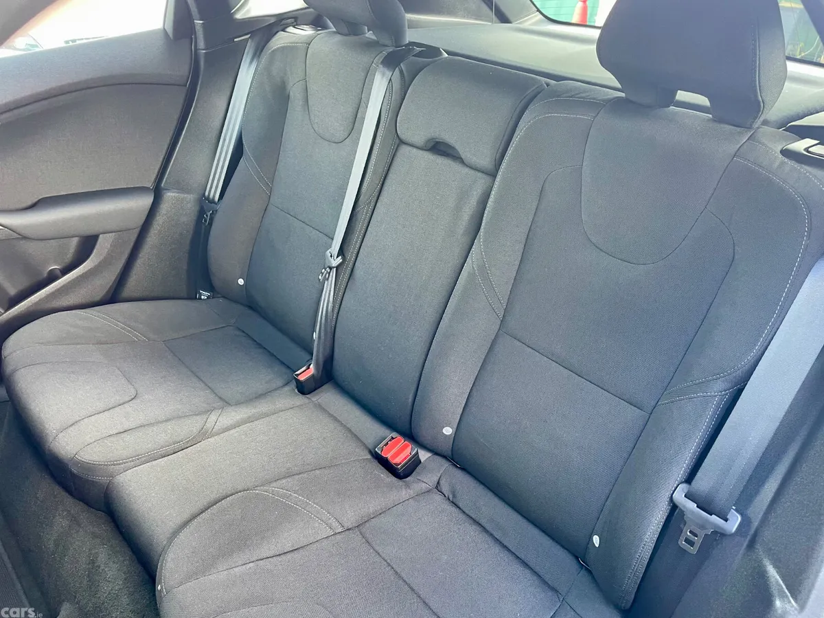 Volvo V40 Hatchback, Diesel, 2015, White