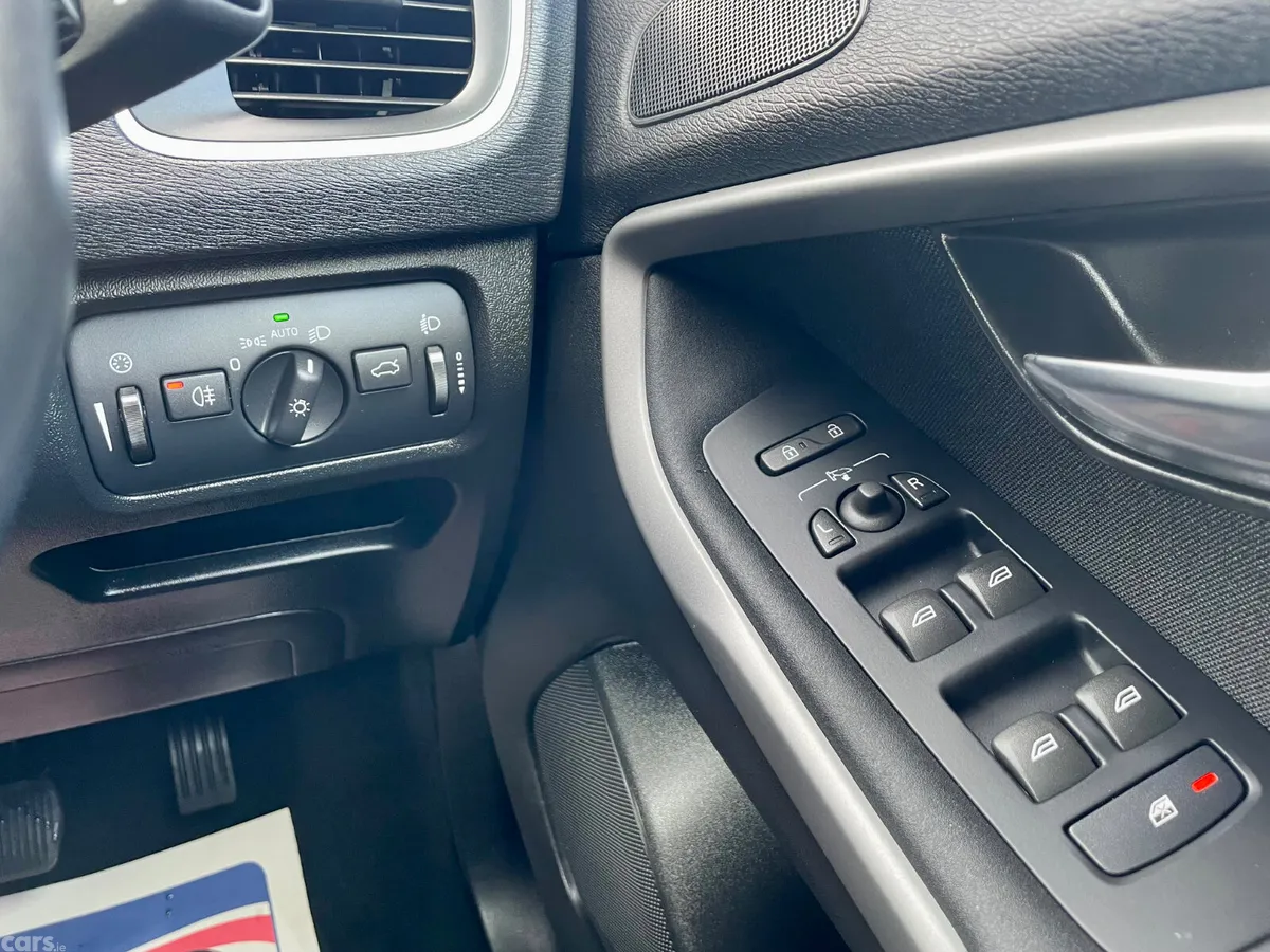 Volvo V40 Hatchback, Diesel, 2015, White