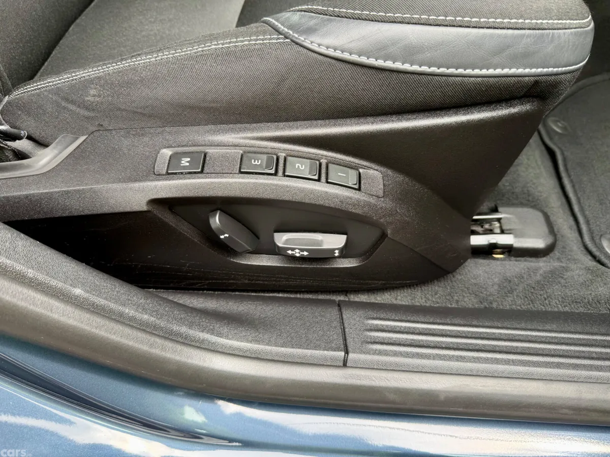 Volvo V40 Hatchback, Diesel, 2018, Blue
