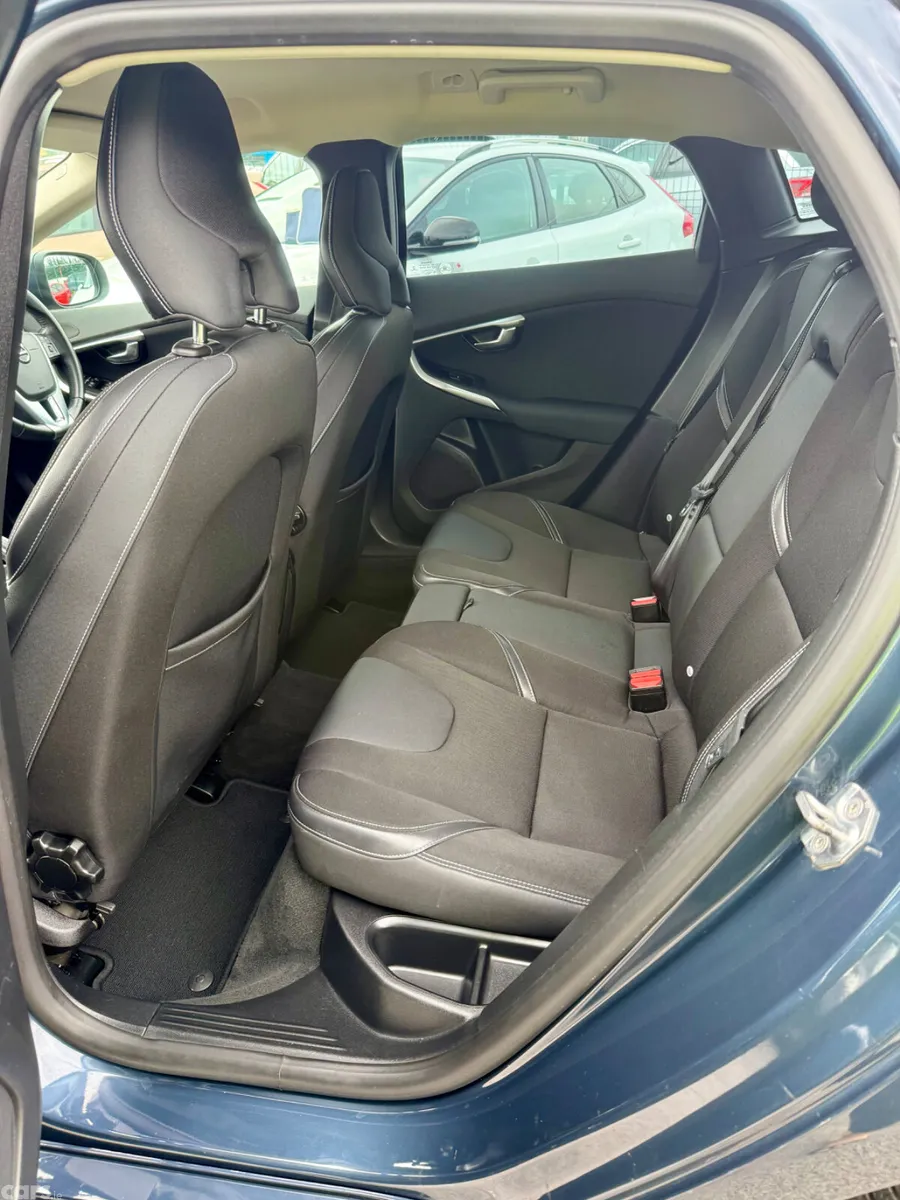 Volvo V40 Hatchback, Diesel, 2018, Blue