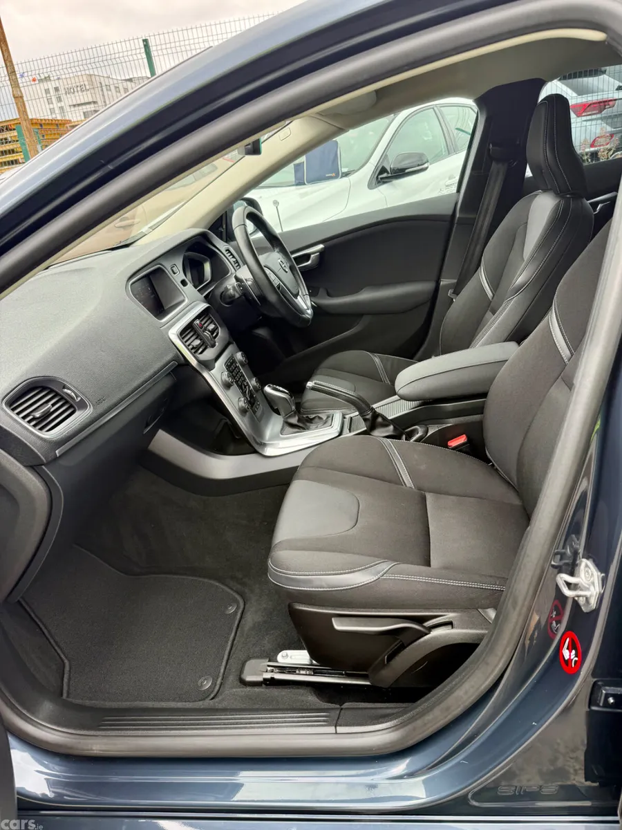 Volvo V40 Hatchback, Diesel, 2018, Blue