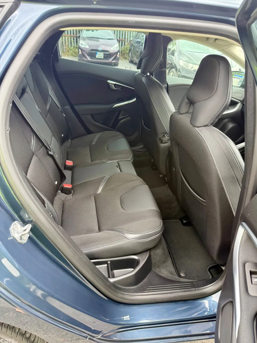 Volvo V40 Hatchback, Diesel, 2018, Blue