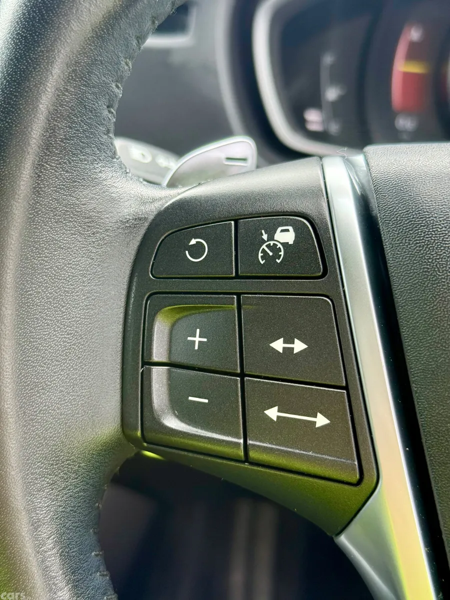 Volvo V40 Hatchback, Diesel, 2018, Blue