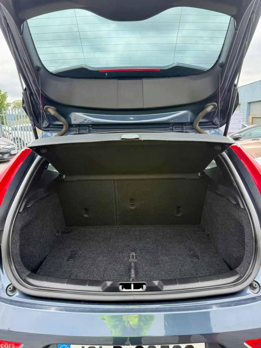Volvo V40 Hatchback, Diesel, 2018, Blue