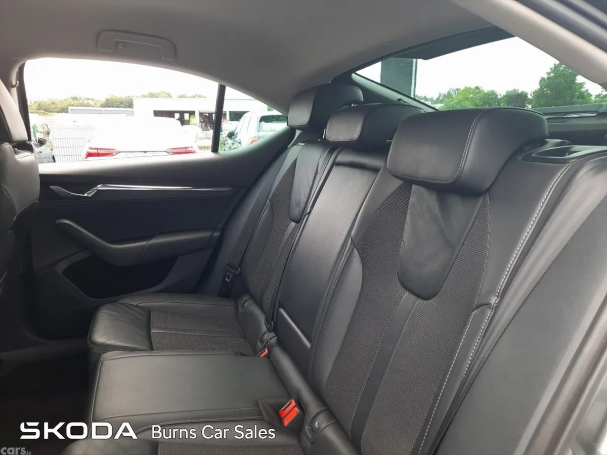 Skoda Octavia Saloon, Diesel, 2023, Grey