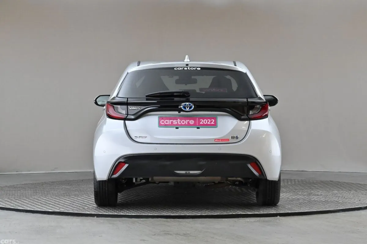 Toyota Yaris Hatchback, Petrol Hybrid, 2022, Silver