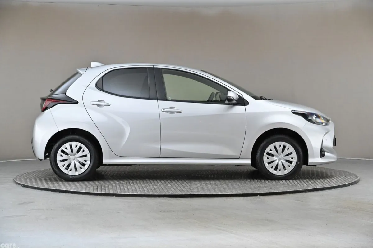 Toyota Yaris Hatchback, Petrol Hybrid, 2022, Silver