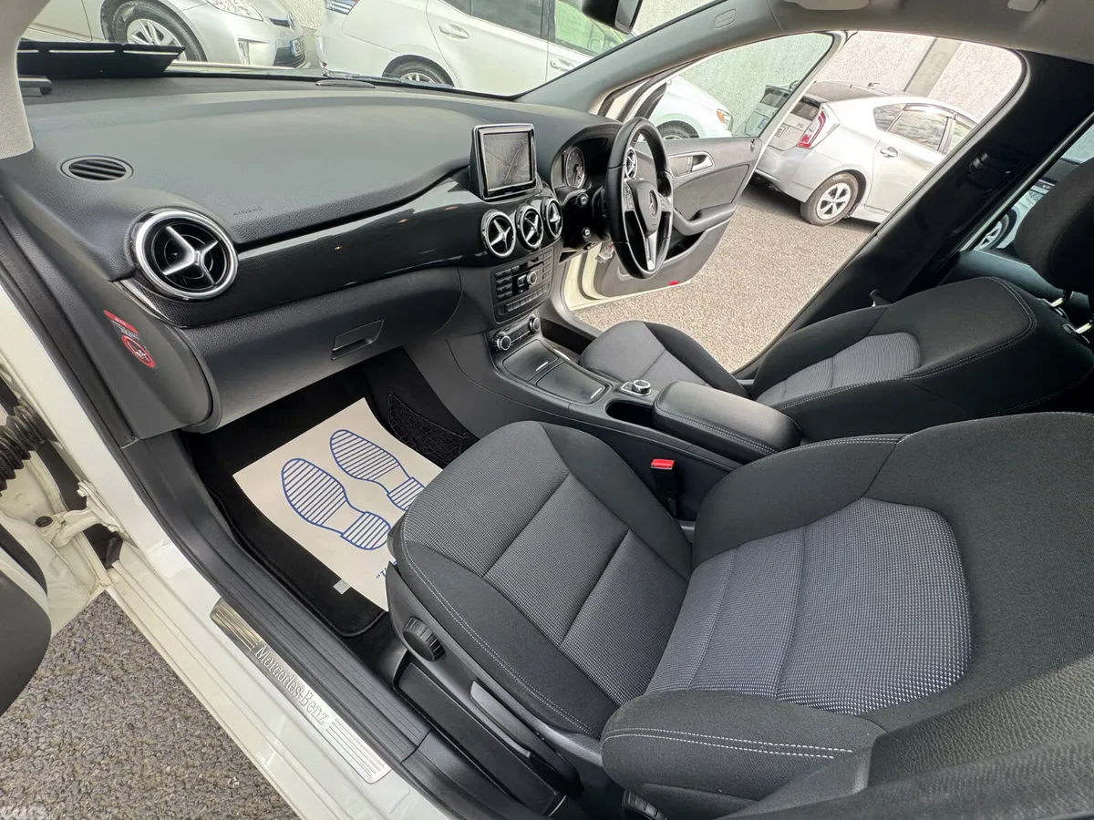Mercedes-Benz B-Class MPV, Petrol, 2014, White