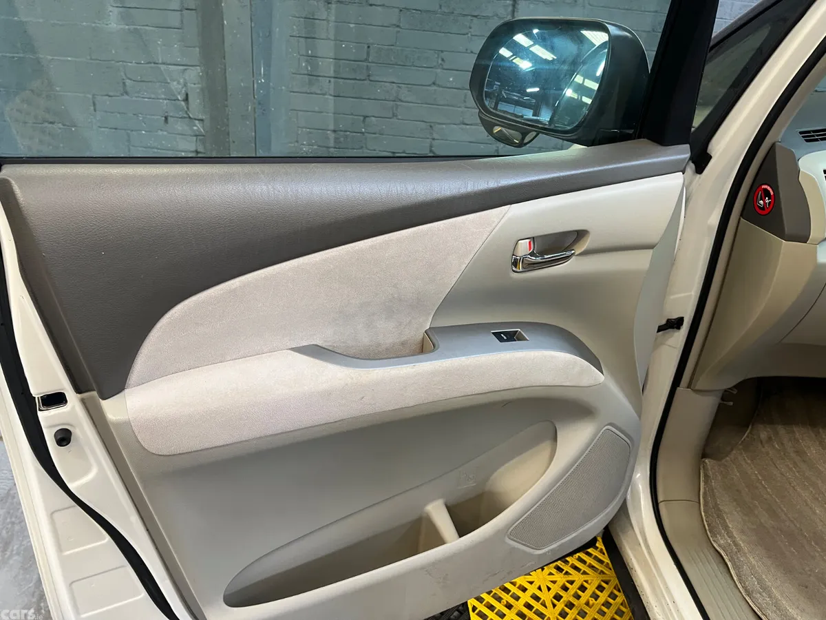 Toyota Estima MPV, Petrol Hybrid, 2011, White