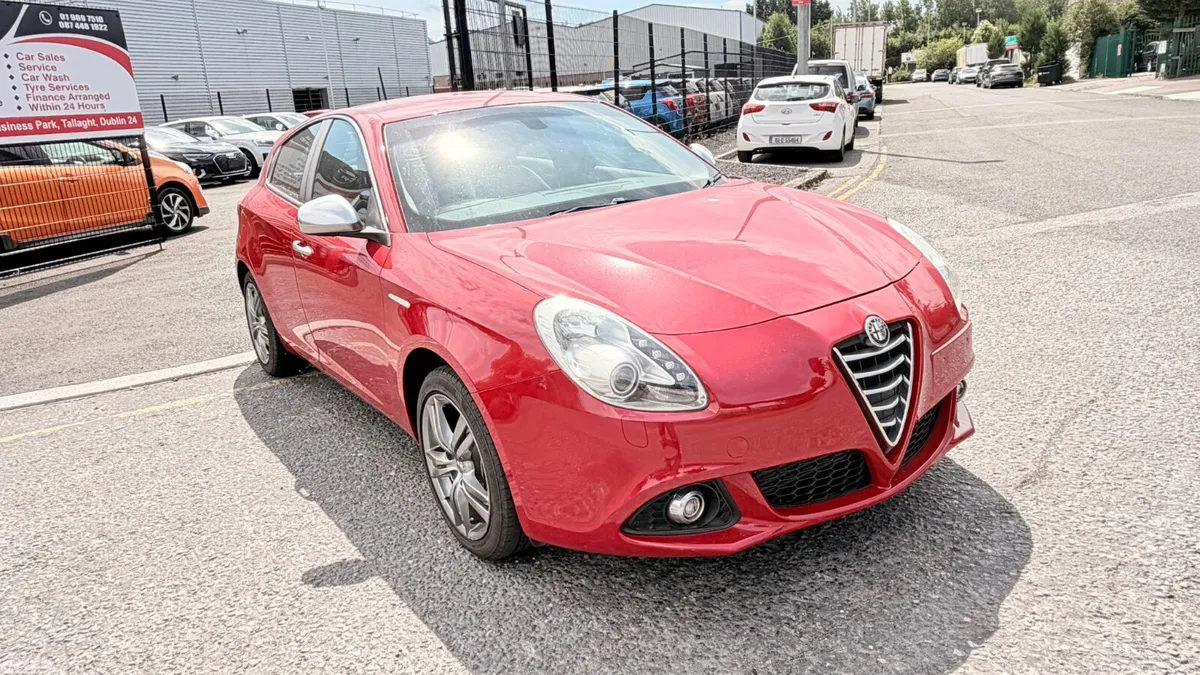 Alfa Romeo Giulietta Hatchback, Petrol, 2015, Red