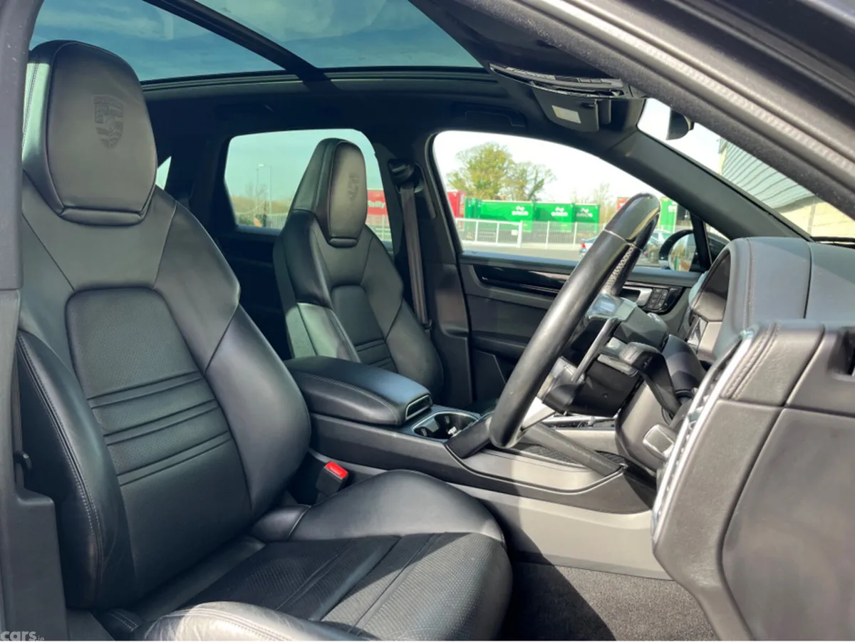 Porsche Cayenne Estate, Petrol Plug-in Hybrid, 2022, Black