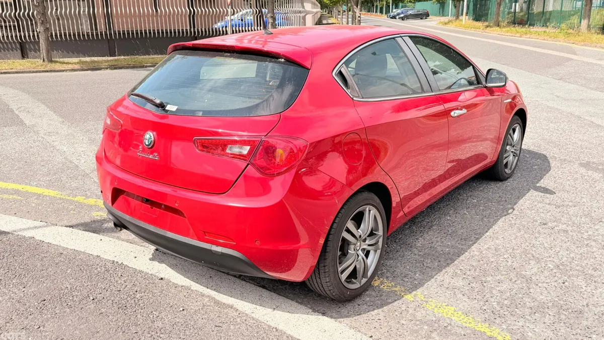 Alfa Romeo Giulietta Hatchback, Petrol, 2015, Red