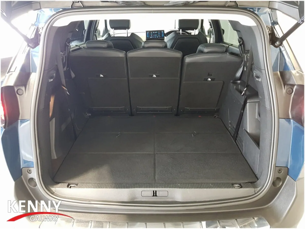 Peugeot 5008 MPV, Diesel, 2022, Blue