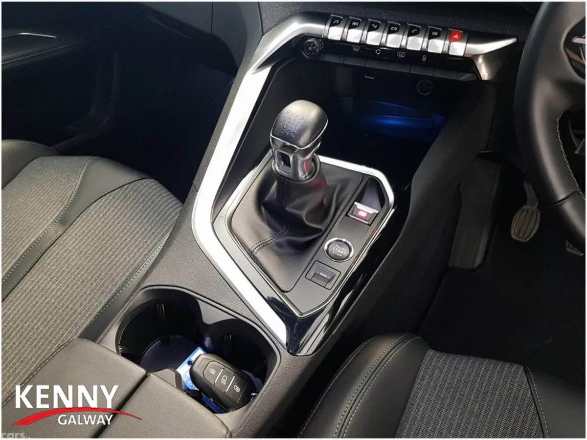 Peugeot 5008 MPV, Diesel, 2022, Blue
