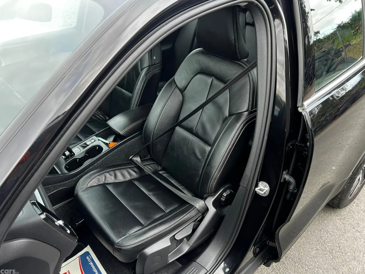 Volvo XC40 Estate/Jeep, Petrol Plug-in Hybrid, 2022, Black