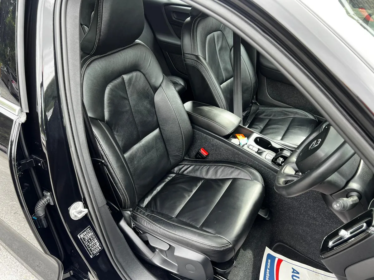 Volvo XC40 Estate/Jeep, Petrol Plug-in Hybrid, 2022, Black