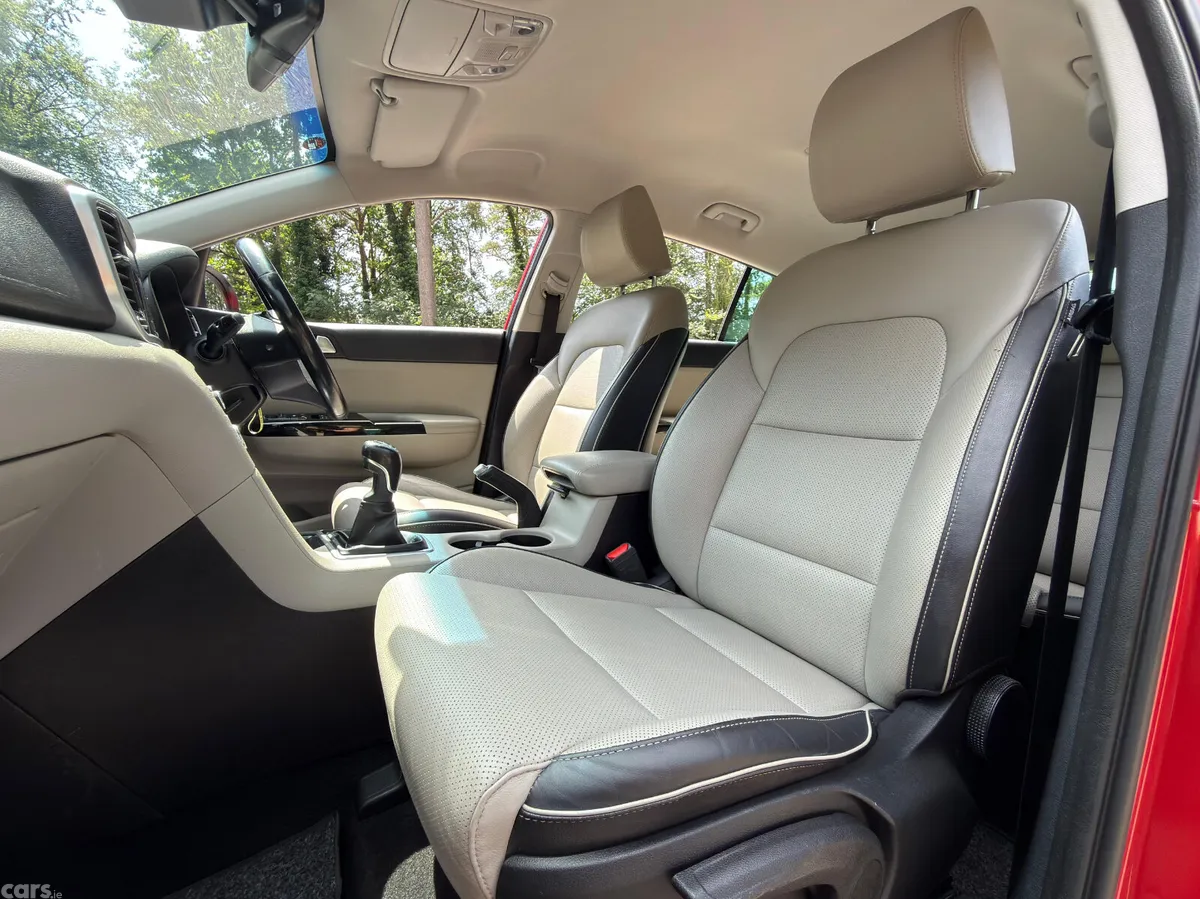 Kia Sportage SUV, Diesel Hybrid, 2021, Red